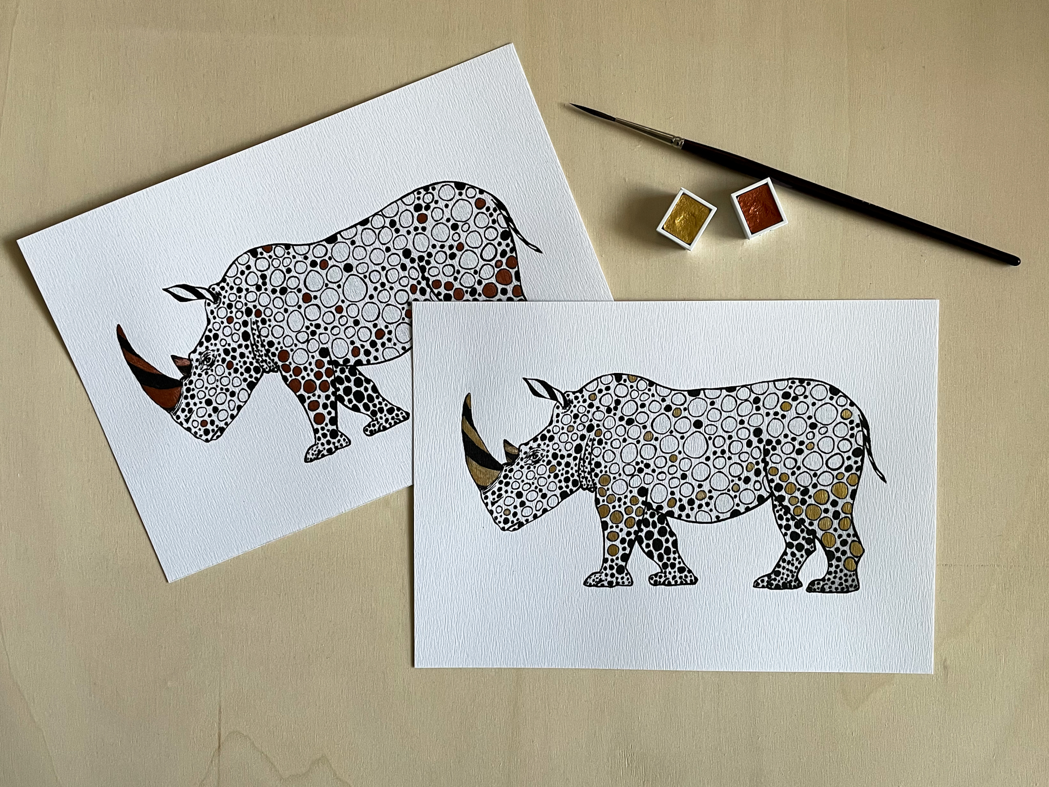 Nosorožec linerem, detaily dozdobené měděným a zlatým akvarelem